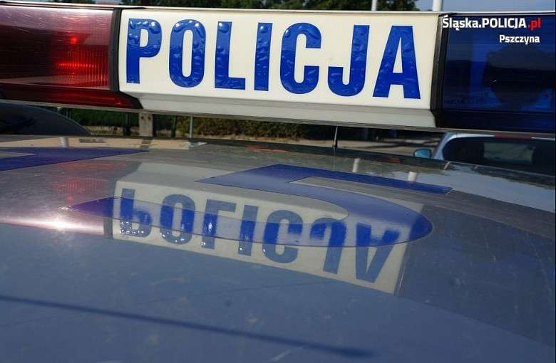 Kierowca wypadł z auta i dużą siłą uderzył na nawierzchnię