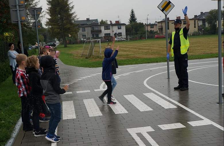 Policjanci dbają o bezpieczną drogę do szkoły