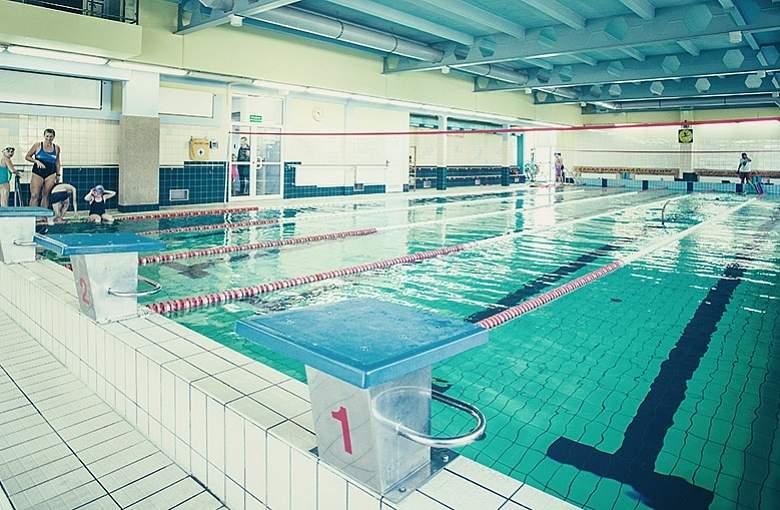 Od 12 lutego otwarte baseny, hotele do 50 proc. pokoi, zamknięte siłownie; w restauracjach posiłki na wynos