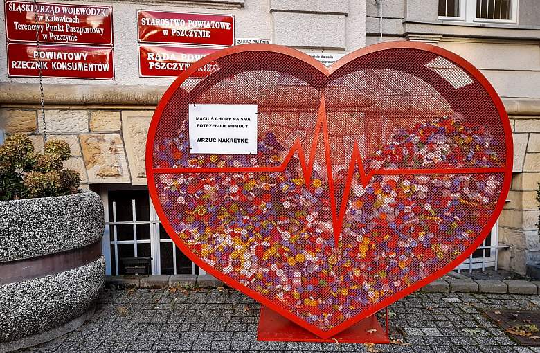 Powiatowe serce dla Maciusia w szybkim tempie wypełnia się dobrocią