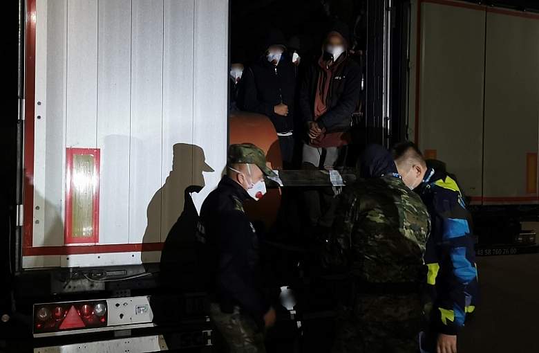 14 Afgańczyków ukrytych w pojeździe ciężarowym