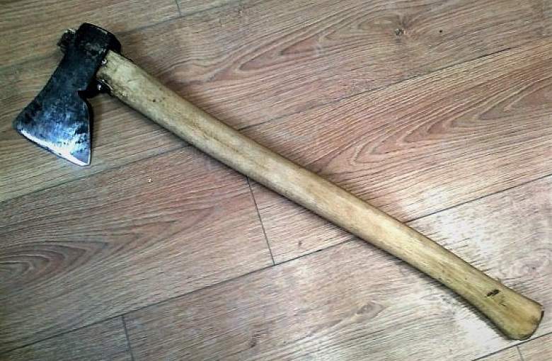 Policjanci zatrzymali agresora, który groził byłej partnerce siekierą i nożem