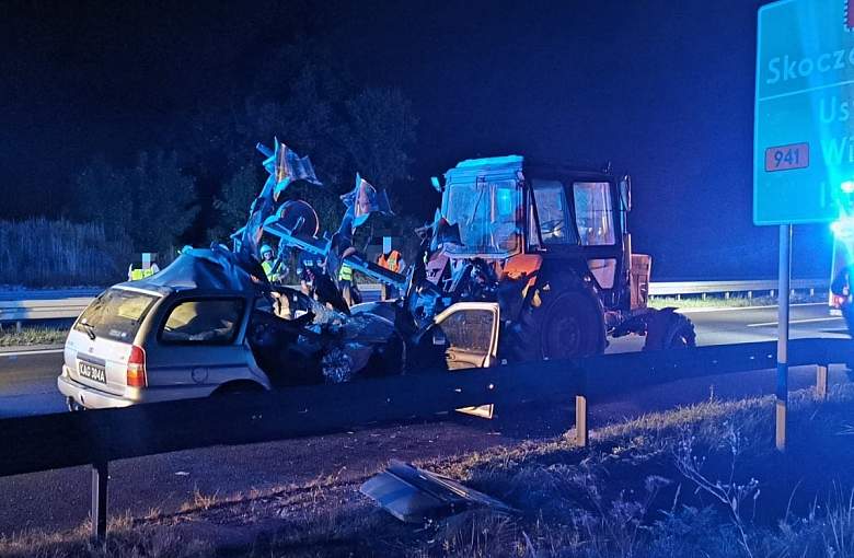 Wypadek osobówki i ciągnika na dk81