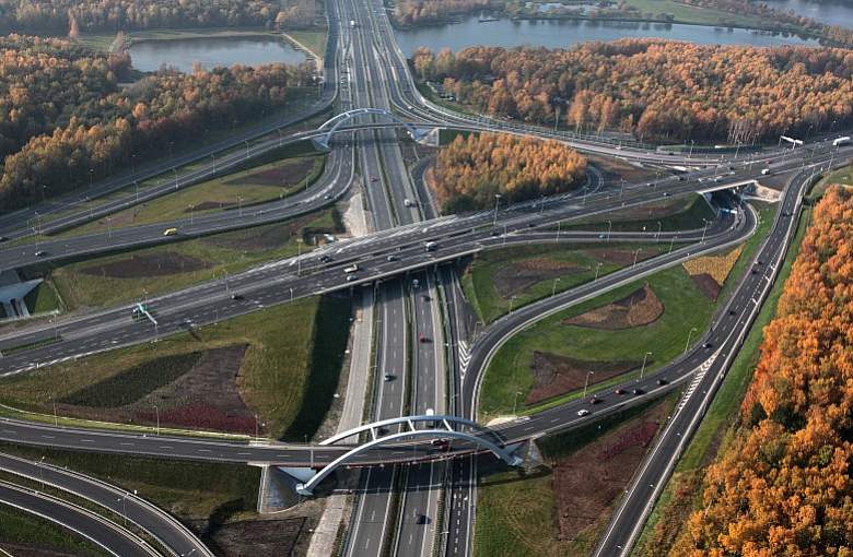 Wyjazdy w okresie Wszystkich Świętych. Ograniczenia dla pojazdów ciężarowych