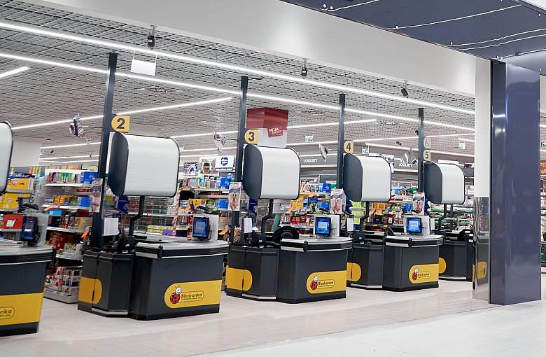 Biedronka wydłuża godziny otwarcia sklepów do północy