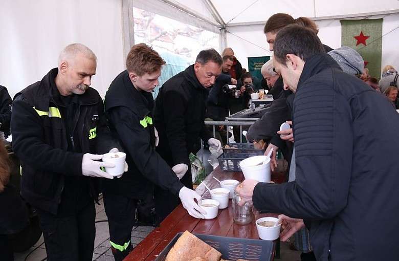 800 porcji wigilijnej zupy ugotowali strażacy z OSP Pszczyna