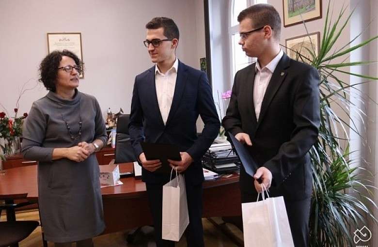Uczniowie otrzymali stypendia starosty