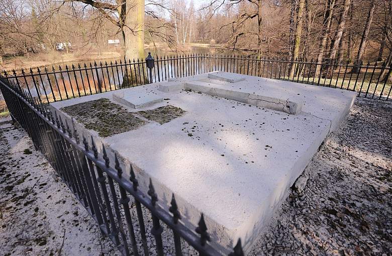 Pszczyna: Rozpoczęły się prace konserwatorskie grobowca rodziny Hochbergów