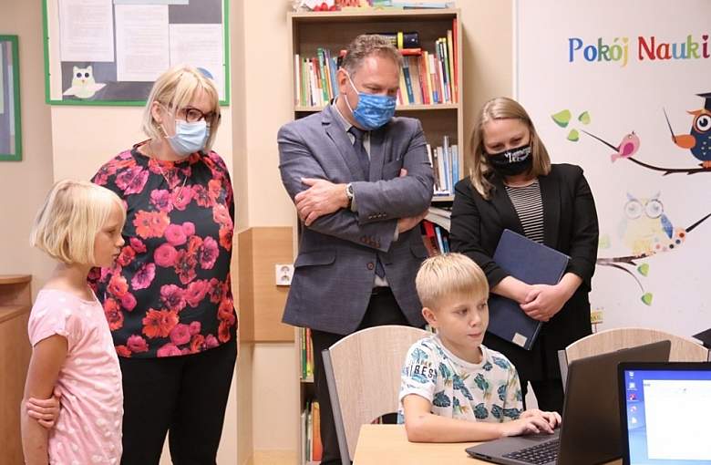 Powiat zakupił laptopy dla dzieci z pieczy zastępczej