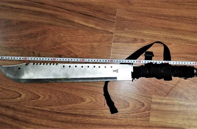 Biegał z maczetą za ludźmi. Teraz odpowie przed sądem