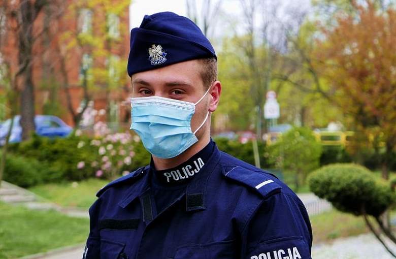 Obowiązkowo zakrywamy usta i nos w miejscach ogólnodostępnych