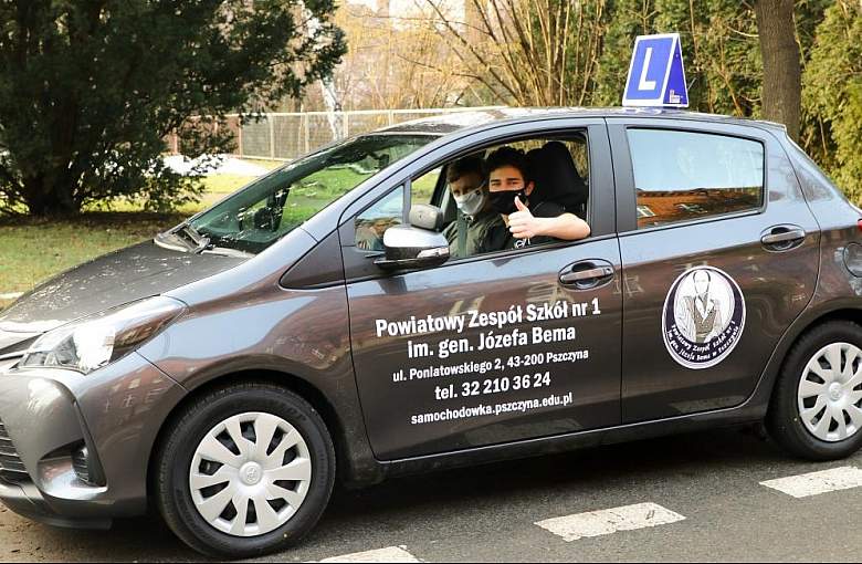 Nowy samochód do nauki jazdy dla uczniów powiatowej szkoły