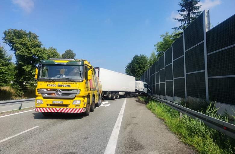Warszowice: Zderzenie ciężarówki z barierami energochłonnymi