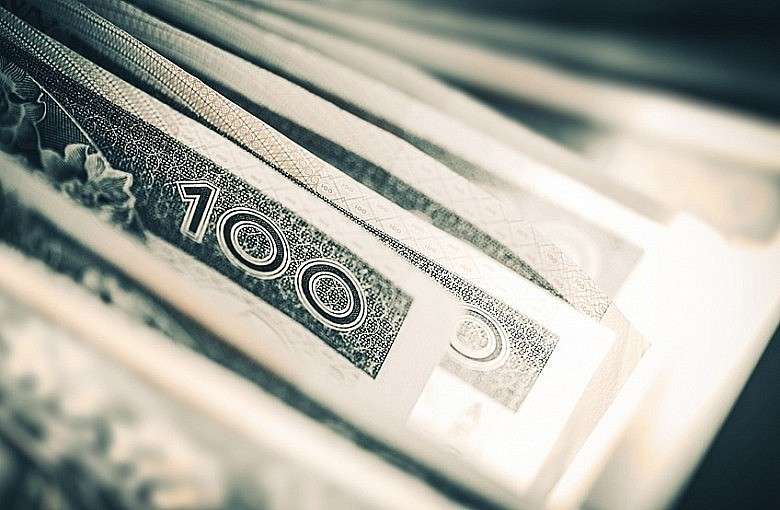 Kupił używaną kurtkę. W kieszeni znalazł zwinięty plik banknotów