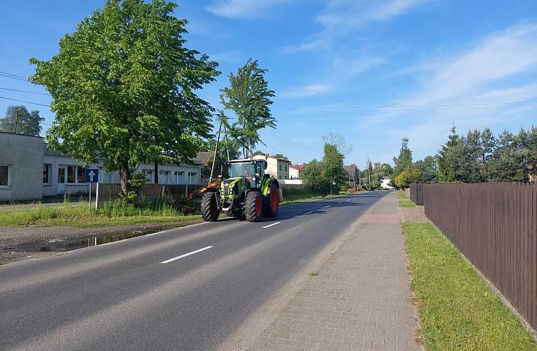 Koszenie rowów i poboczy przy drogach powiatowych i wojewódzkich