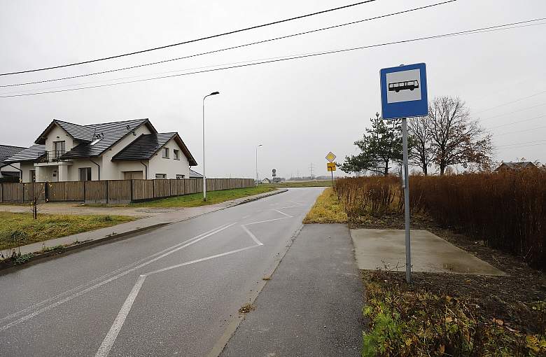 Trwa montaż 14 wiat przystankowych