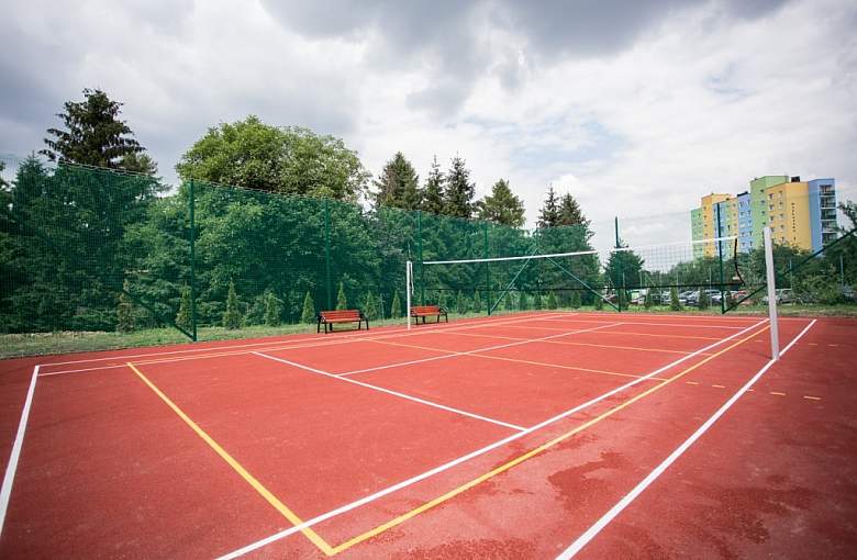 Premier: od 4 maja udostępnienie boisk, na których będzie mogło przebywać do 6 osób