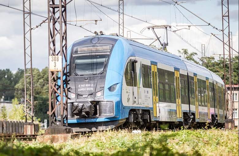 Kartą lub BLIKiem zapłacisz w pociągach Kolei Śląskich!
