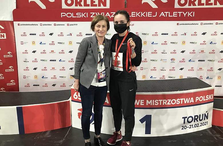Eliza Megger z medalami 65.PZLA Halowych Mistrzostw Polski