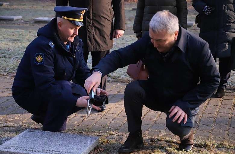 Pobrano próbki ziemi z cmentarza żołnierzy radzieckich