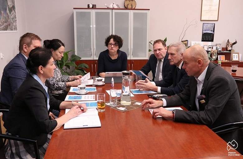 Rozmowy z dyrektorami o bezpieczeństwie uczniów