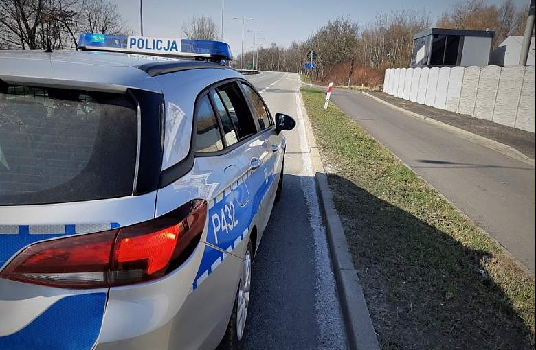 Pijana matka leżała przy trasie, obok stał jej 6-letni syn