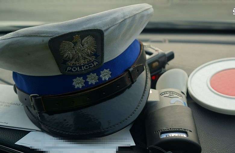 Prawie 4 promile i auto na dachu