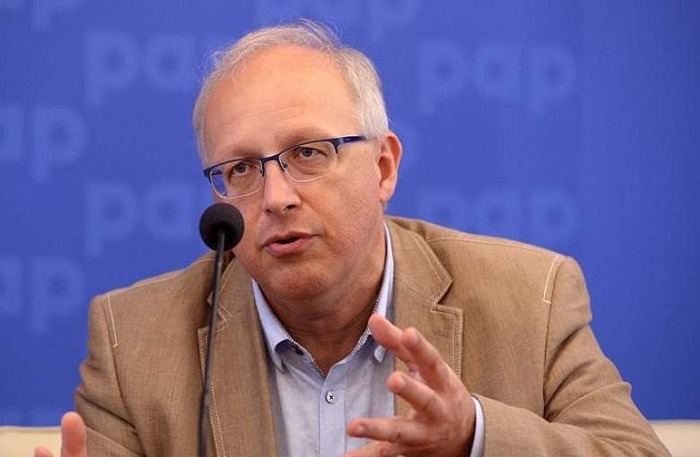 Prof. Flisiak: maseczki na zewnątrz nie są potrzebne