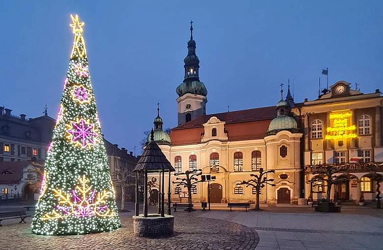 Na pszczyńskim rynku pojawiła się piękna choinka