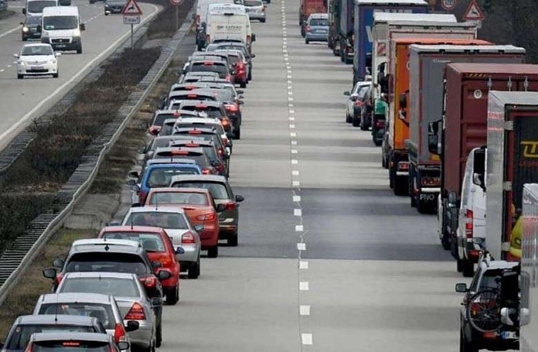 Jazda "na suwak" i "korytarz życia" obowiązkowe