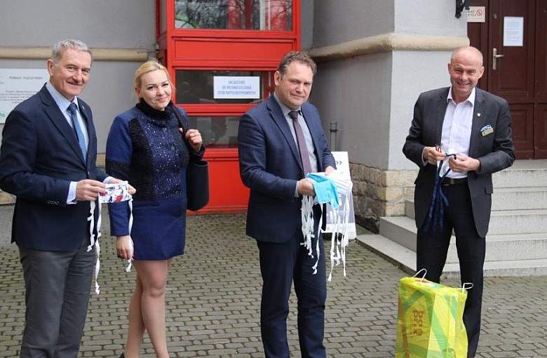 Mieszkańcy powiatu pszczyńskiego szyja maseczki!