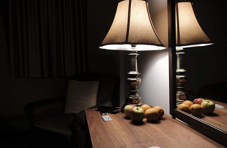 Jak zadbać o wystrój sypialni? Odpowiedzią jest stolik nocny!