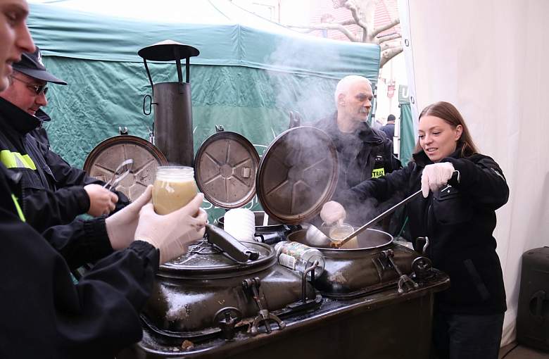 Pszczyna: 150 litrów zupy, chleb oraz paczki dla potrzebujących