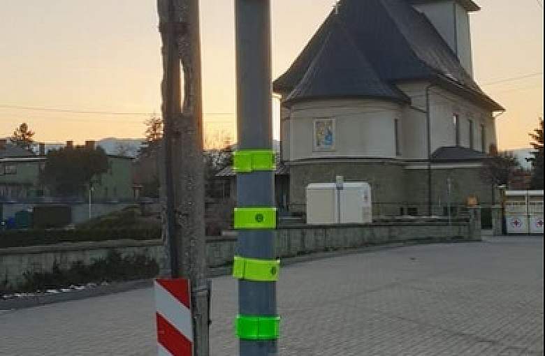 Proboszcz uwolnił odblaski z szuflady