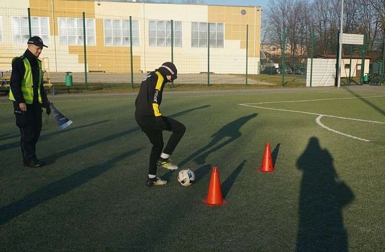 Z alko i narko goglami na boisku