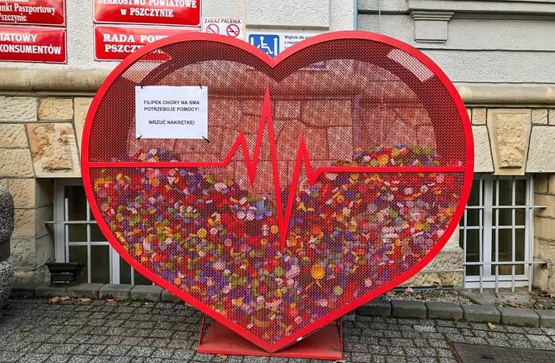 Zbiórka nakrętek i groszy dla Filipka Cholewy