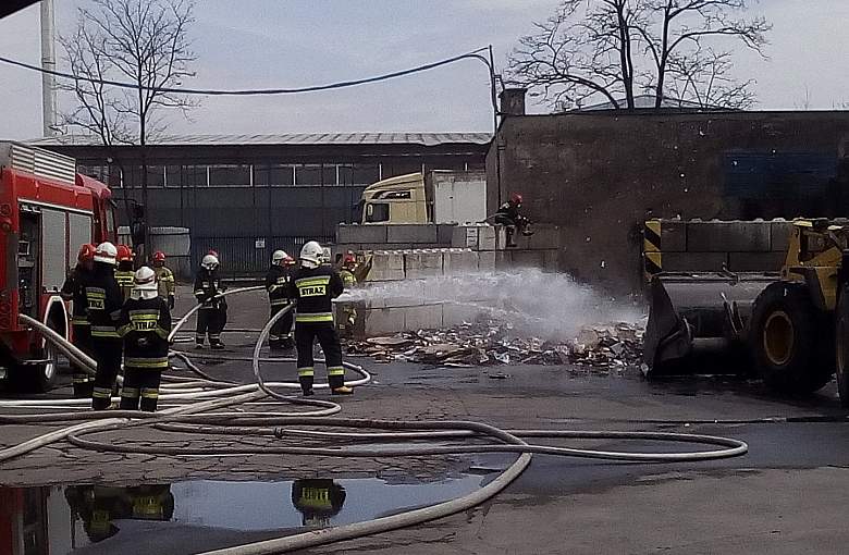 Pożar na składowisku makulatury
