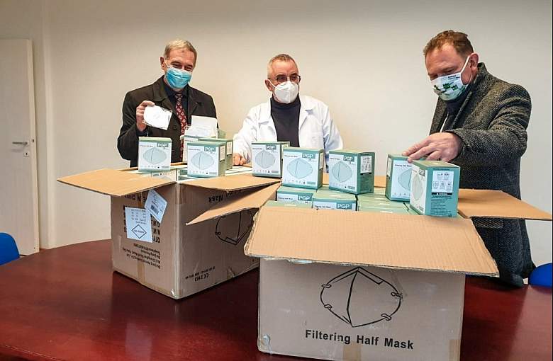 Maseczki i namiot dla szpitala