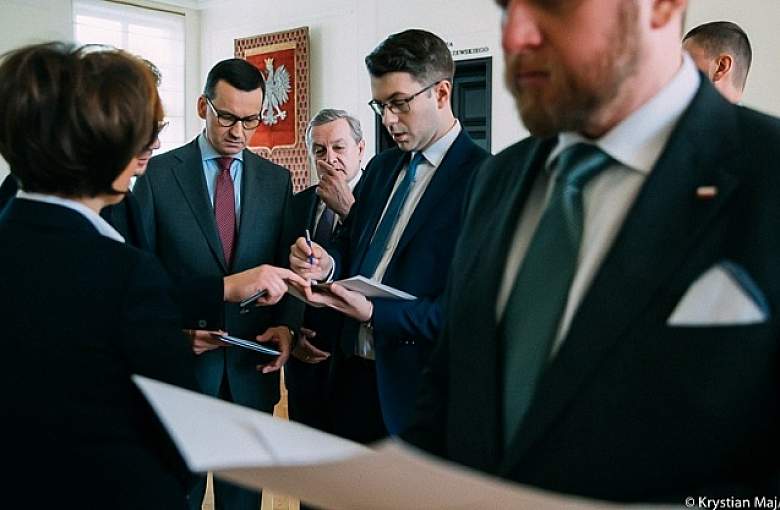 Premier: Decyzją rządu placówki oświatowe i szkoły wyższe będą zamknięte do 25 marca