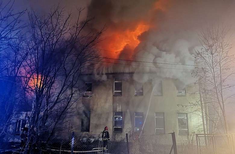 Duży pożar budynku starej szkoły w Kobielicach