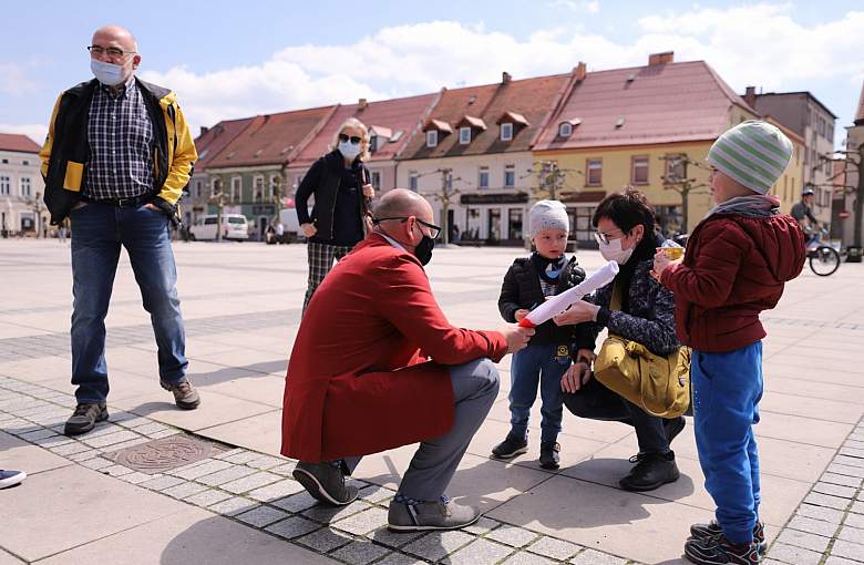 Pszczyna. Rozdano kilkaset biało-czerwonych flag